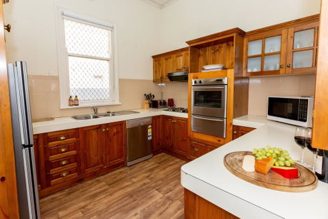 Best Central House - SLEEPS 11 !! - Timeshare Accommodation 2