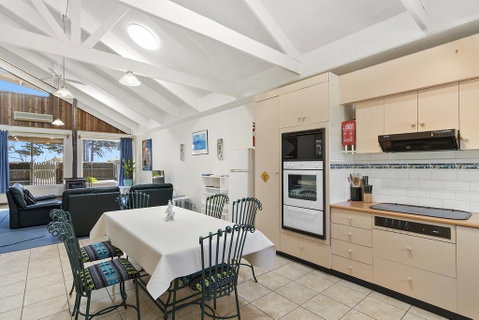Black Dolphin Waterfront Townhouse - Bay Views - Timeshare Accommodation 3