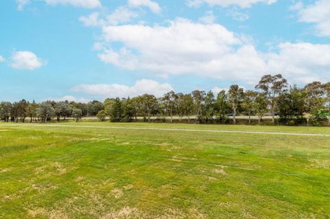 ZMITH Apartment - BROOKE, - Near AIS, GIO Stadium, UC, & Nth - Canberra Hospital - Timeshare Accommodation 3