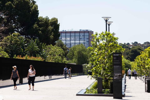 Adelaide 90-Minute Pedicab Tour: Scenic Green & River Experience - Timeshare Accommodation 4