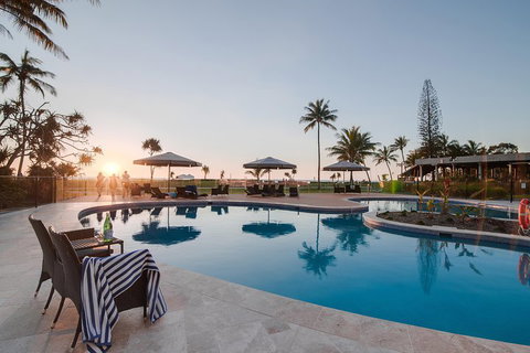 Tangalooma Island Resort Whale Watching Day Cruise With Dolphin Feeding - Timeshare Accommodation 4